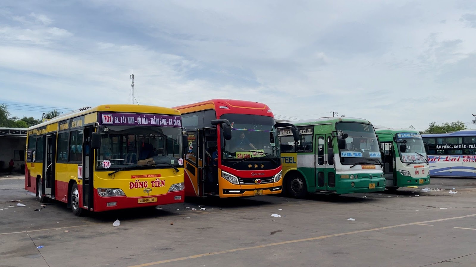 Di chuyển bằng xe buýt là phương án thuận tiện, tiết kiệm chi phí.