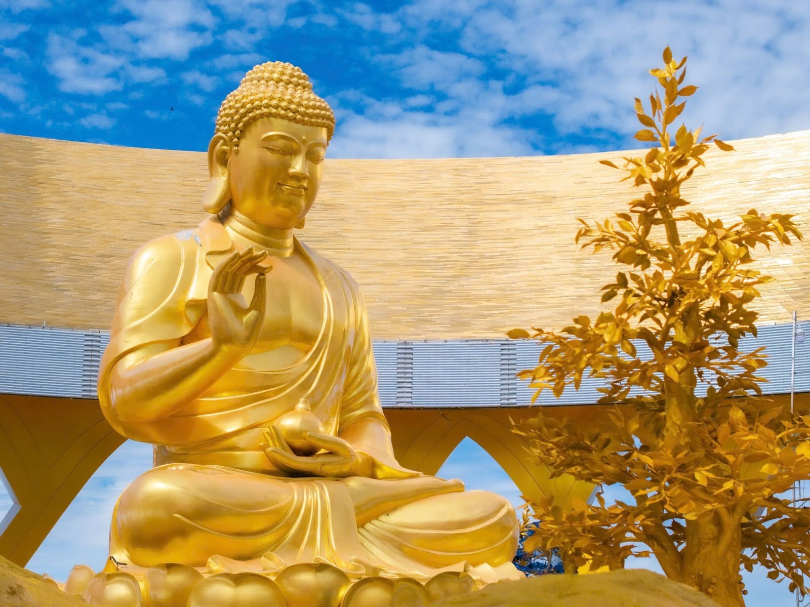 Hình ảnh tượng phật Câu Na Hàm Mâu Ni trên đỉnh núi Bà Đen 