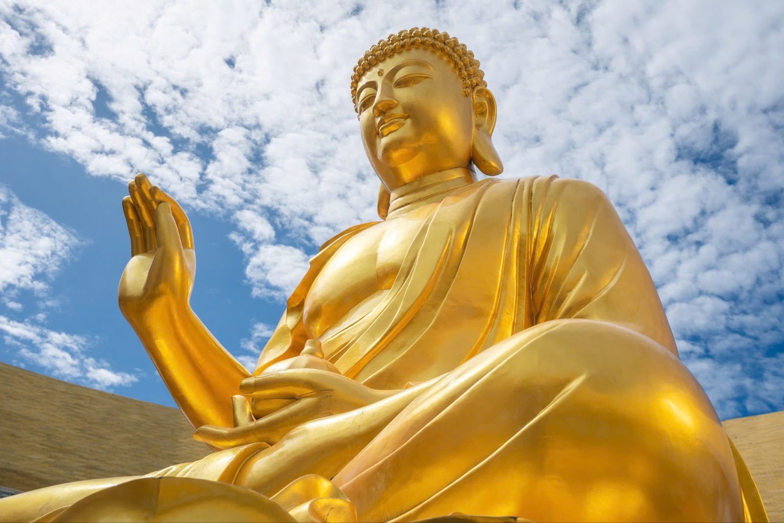 Cận cảnh chất liệu mạ vàng của tượng Phật Câu Na Hàm 