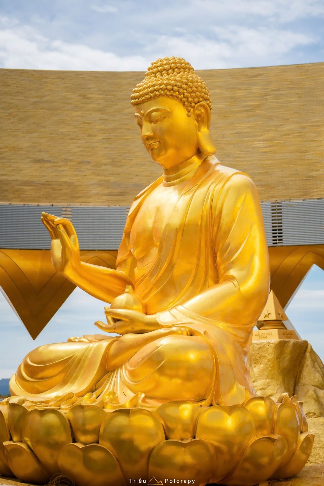 Tôn tượng Đức Phật Câu Na Hàm Mâu Ni