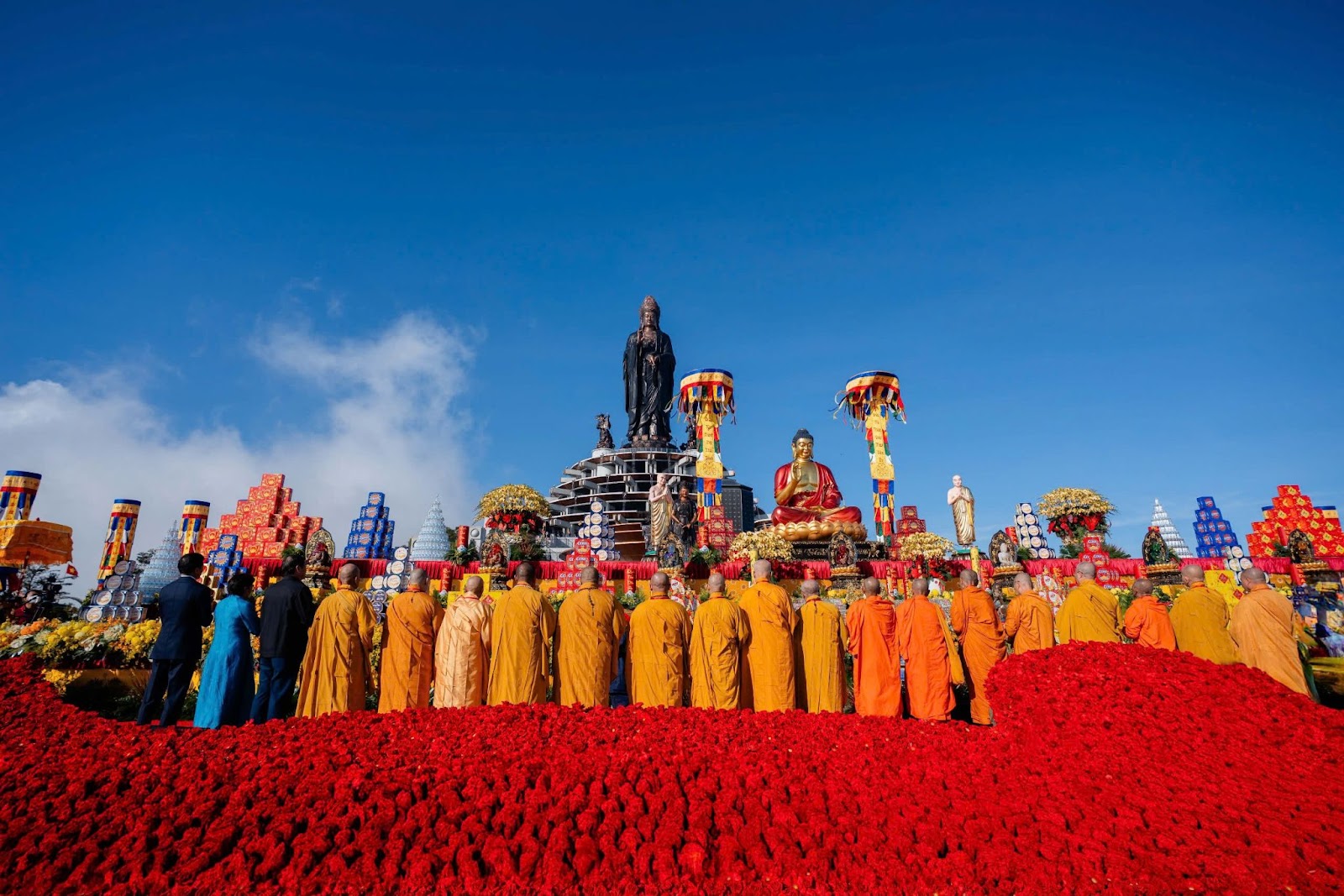 Chư tôn giáo phẩm GHPGVN thực hiện nghi thức niệm hương.