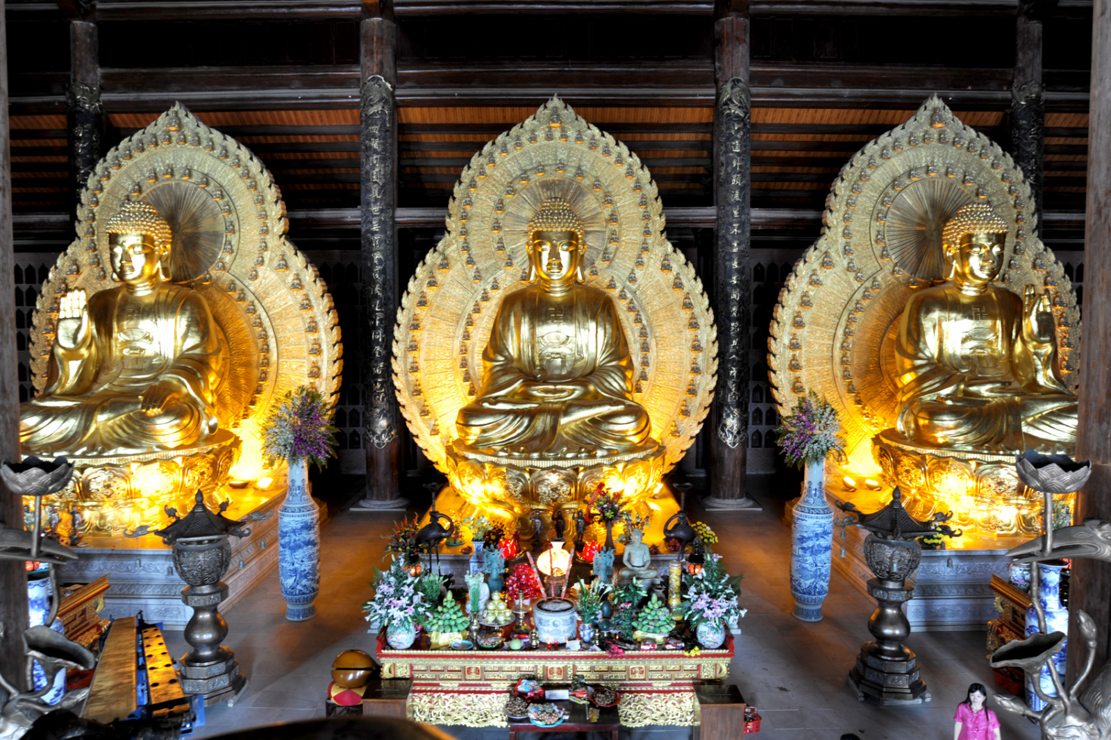 Phật Bảo giữ vị trí trung tâm bởi Đức Phật. 