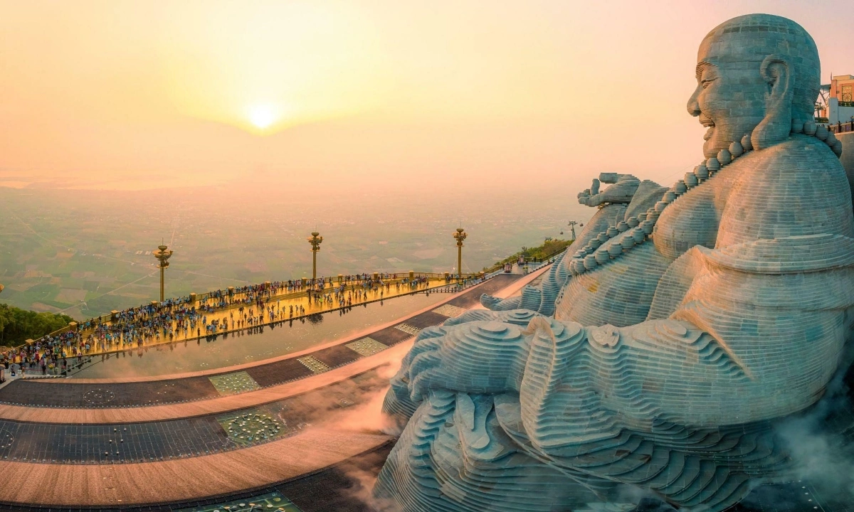 Du khách nên xuất phát từ sớm để có thể trải nghiệm trọn vẹn NúI Bà Đen