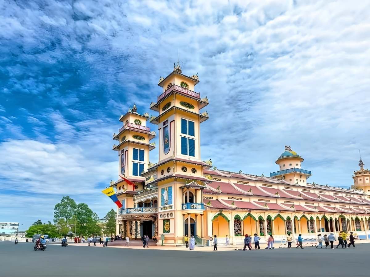 Tòa Thánh Tây Ninh gây ấn tượng với khách du lịch vì có kiến trúc vô cùng ấn tượng