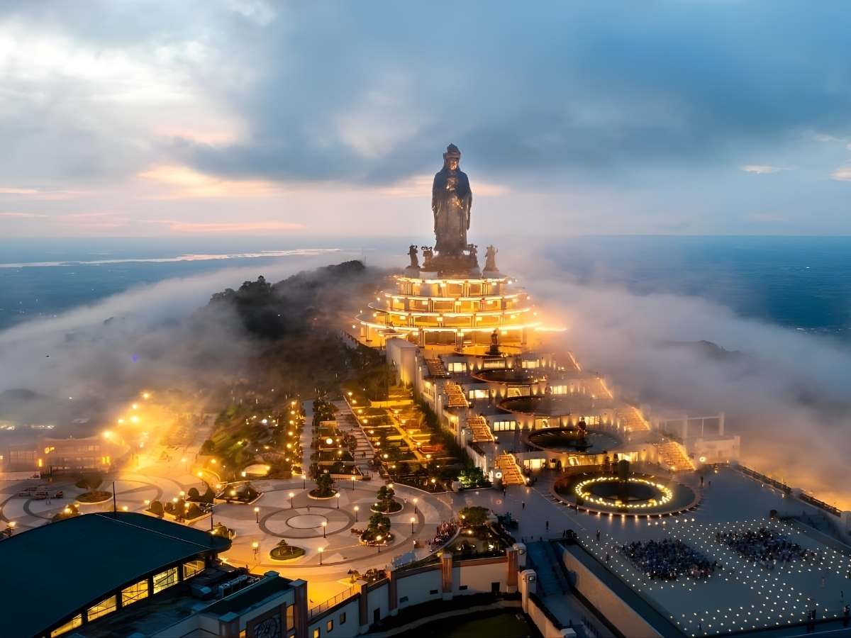 Núi Bà Đen Tây Ninh chính là biểu tượng vô cùng trang nghiêm, hòa hợp với thiên nhiên xứng đáng nên trải nghiệm. 