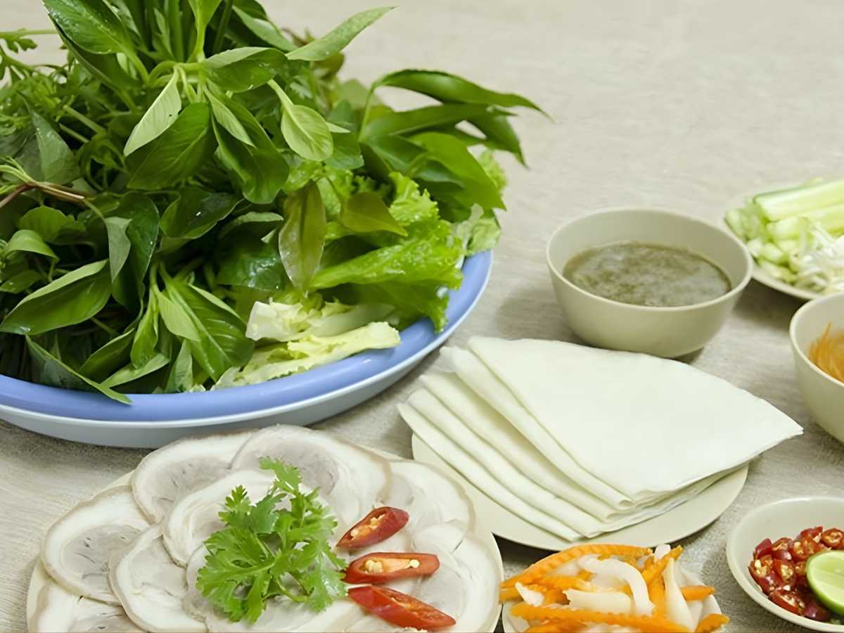 Trải nghiệm du lịch Tây Ninh nên thử bánh tráng phơi sương cuốn thịt. 