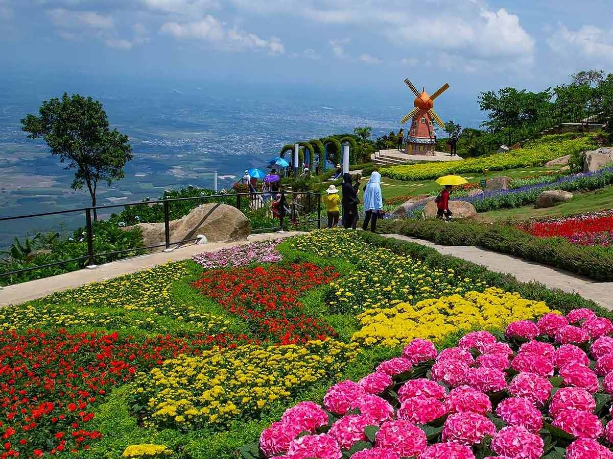 Lịch trình 1 ngày cực đầy đủ và thoải mái khi du lịch Tây Ninh vào dịp giỗ tổ. 