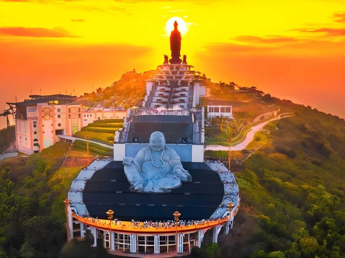 Trục tâm linh trên đỉnh Núi Bà Đen dưới ánh hoàng hôn rực rỡ