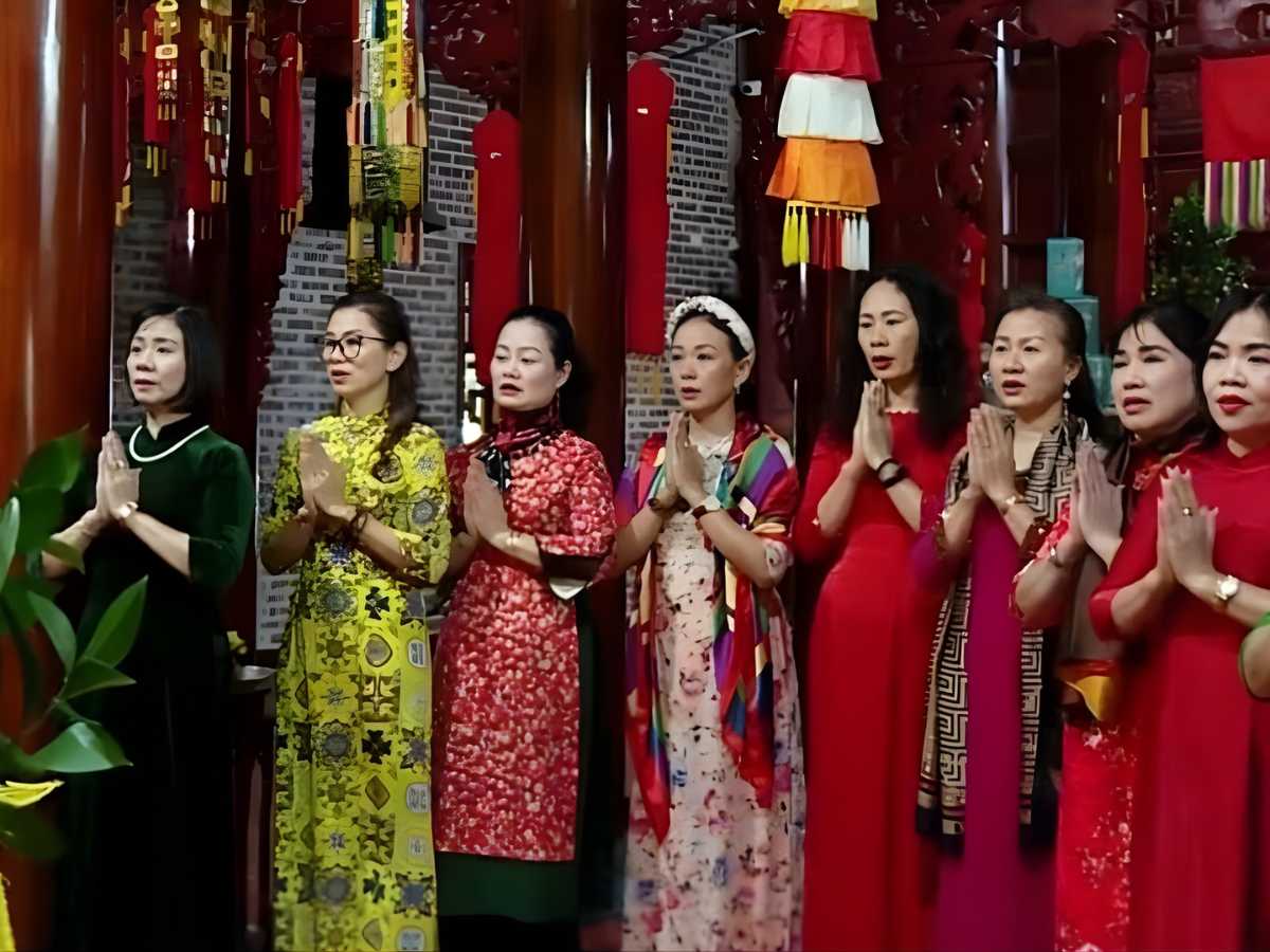 Chuẩn bị trang phục kín đáo, trang nghiêm và lễ vật đầy đủ khi hành hương đến Tây Ninh.