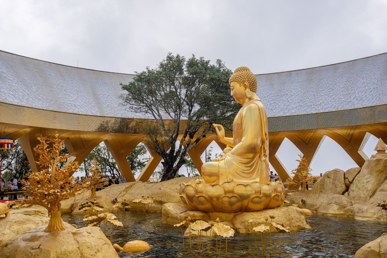 Tượng Phật Câu Na Hàm Mâu Ni với sắc vàng rực rỡ 