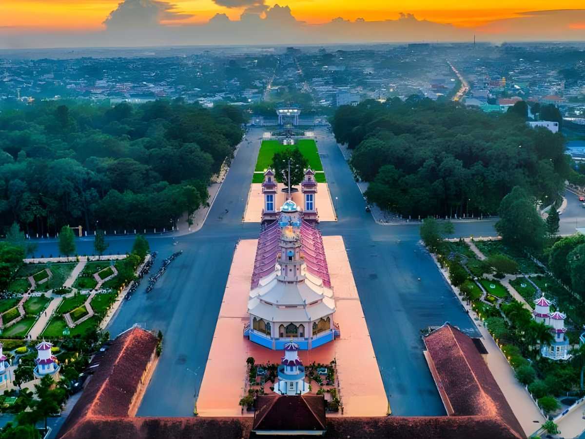 Tòa Thánh Tây Ninh tại thị xã Hòa Thành, tỉnh Tây Ninh là điểm đến văn hóa nổi bật với kiến trúc độc đáo của đạo Cao Đài. 
