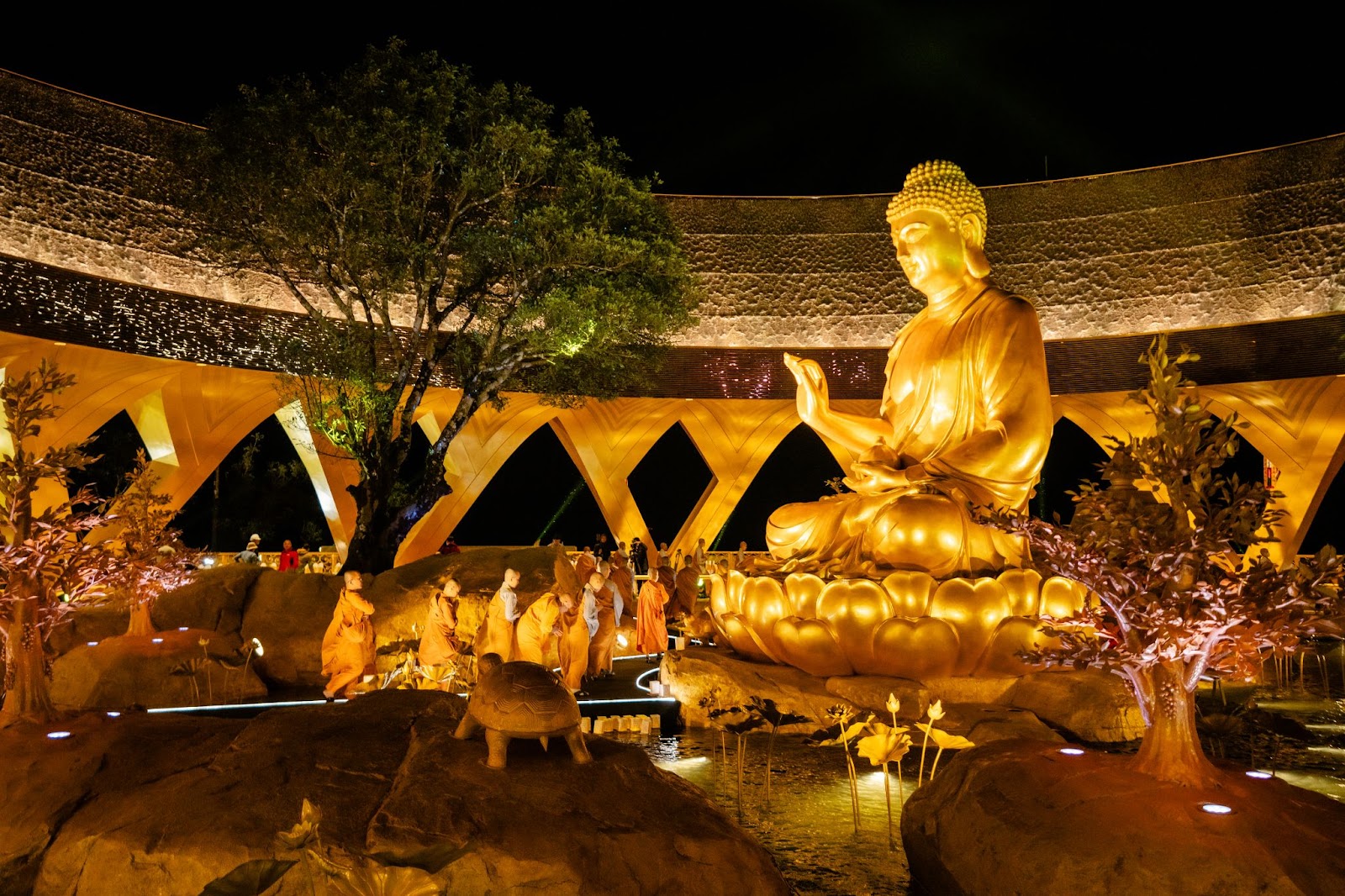 Khung cảnh yên bình tại khu vực vườn Ưu Đàm nơi an vị Tượng Phật Câu Na Hàm Mâu Ni 