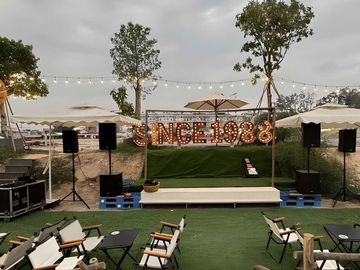 Quán cà phê có tầm nhìn hướng về Núi Bà Đen mang đến không gian mở. 