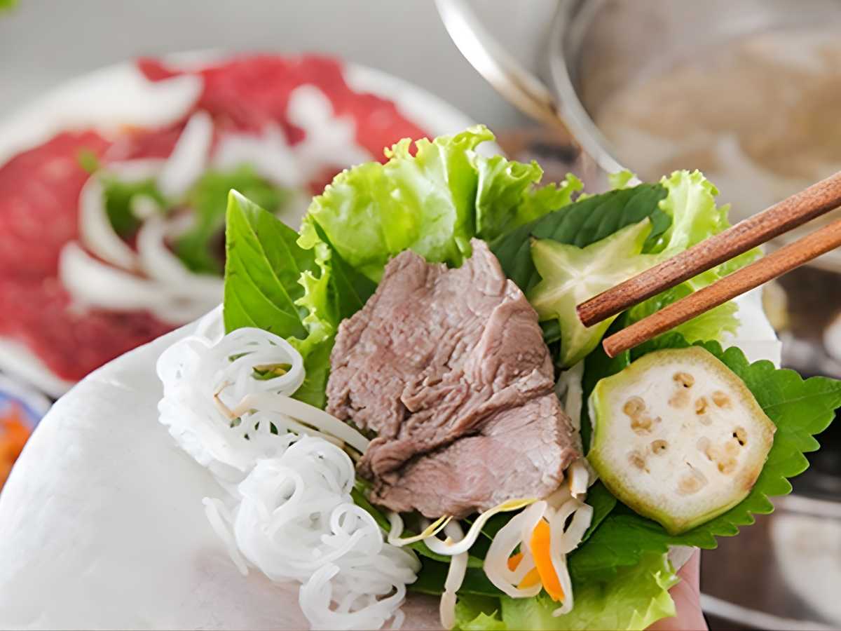 Đặc sản nên trải nghiệm khi đến Tây Ninh phải kể đến như bánh tráng phơi sương cuốn thịt. 